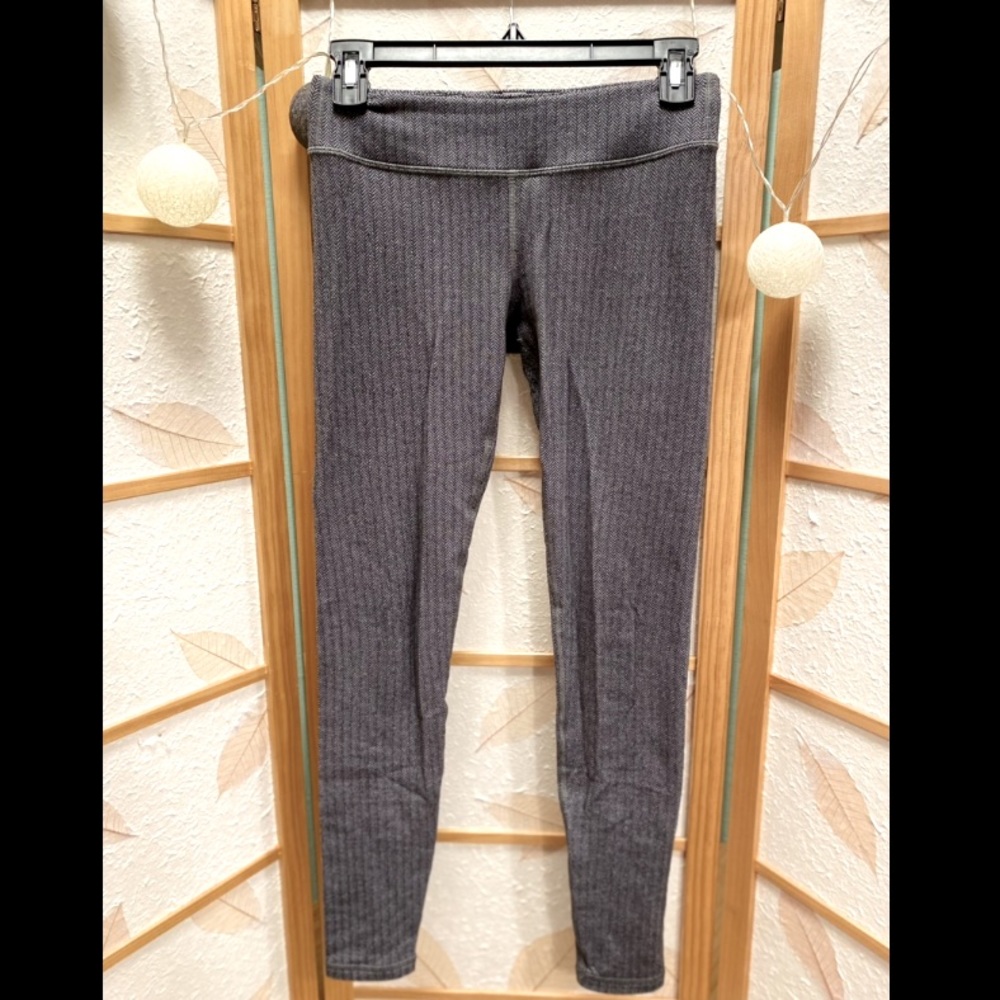 Ivivva dark herringbone leggings